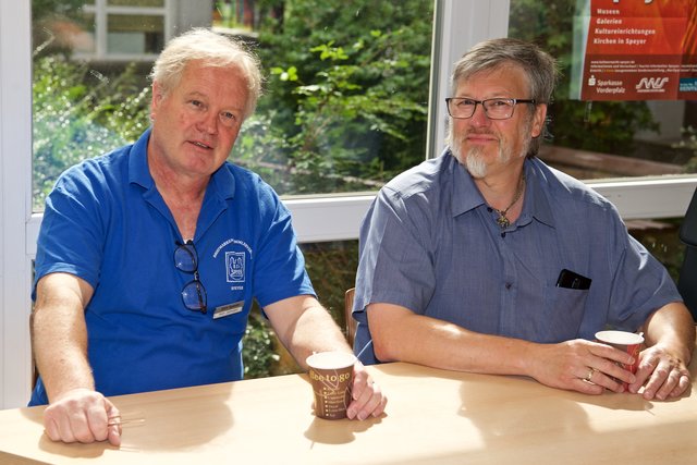 Harald Janssen BSV Vorsitzender mit dem Geschäftsführer  des Landesverband Südwestdeutscher Briefmarkensammlervereine 
Wolfgang Zimmermann  | Foto: hs