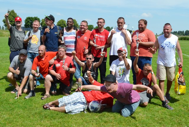 Die Spieler der beiden Offenbacher Teams sind stolz auf ihre Leistung. Jeder von ihnen hat einen kleinen Pokal bekommen. | Foto: Christmann/Lebenshilfe Südliche Weinstraße