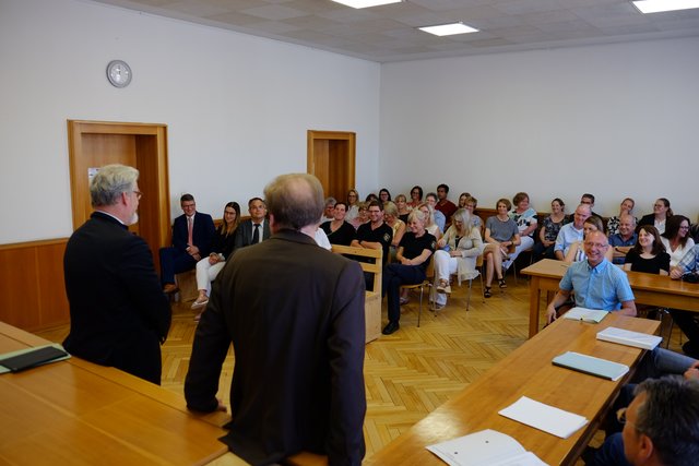 Der Minister sprach zu den Angestellten am Amtsgericht und dankte für ihre Arbeit. | Foto: Amtsgericht Speyer