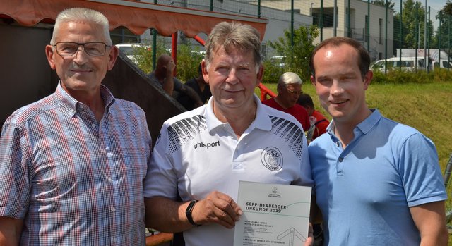 Tobias Wrzesinski, Geschäftsführer der Sepp-Herberger-Stiftung (rechts), und Jürgen Veth, 1. Vizepräsident des Südwestdeutschen Fußballverbands (SWFV, links), würdigen Turnier-Chef Karl-Heinz Eberle vom FSV Offenbach für seine Verdienste um die Inklusion beeinträchtigter Fußballspieler.	 | Foto: Christmann/Lebenshilfe Südliche Weinstraße