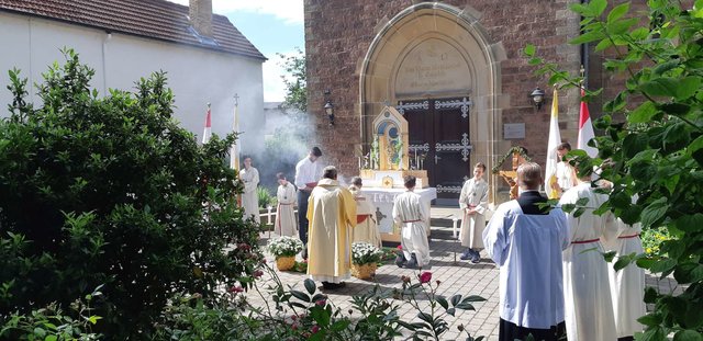 Ein Zeichen für die Ökumene setzen: Altar der Fronleichnamsprozession an der evangelischen Kirche in Roxheim