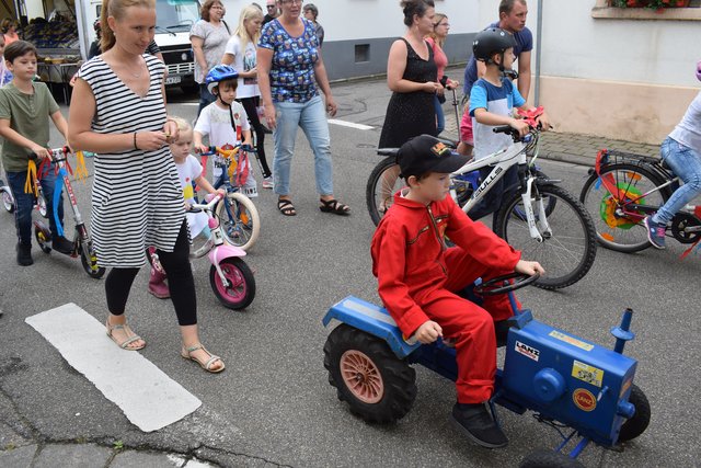 Die Kinder begleiteten auf ihren Fahrzeugen den Umzug.  | Foto: B.Bender