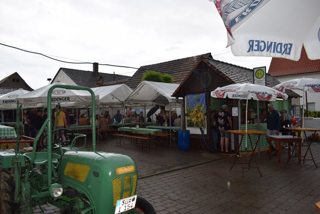 Kerwebaum stellen und der Fassanstich ging trockenen Fußes über die Bühne, bevor es plötzlich anfing zu "schütten". | Foto: B.Bender