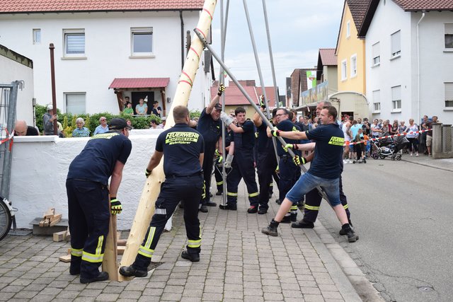 Der Kerwebaum ist in Schieflage geraten. | Foto: B.Bender