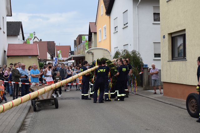 Der Kranz ist fast an seinem vorher bestimmten Platz.  | Foto: B.Bender