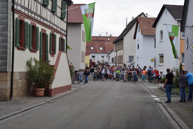 Kinder, Bürgerinnen und Bürger von Kapsweyer führen den Festumzug an.  | Foto: B.Bender