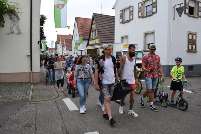 Allen voran die wohl modernste Musikkapelle. (Siehe schwarze Verstärker-box in der Mitte) | Foto: B.Bender