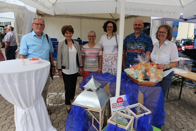 Die Gewinner des Wochenblatt-Preisrätsels, zusammen mit Dr. Bettina Göbelsmann (2. von rechts, 1. Vorsitzende der s&amp;e) und Gabriele Fliege (rechts, 2. Vorsitzende der s&amp;e) | Foto: Jens Vollmer