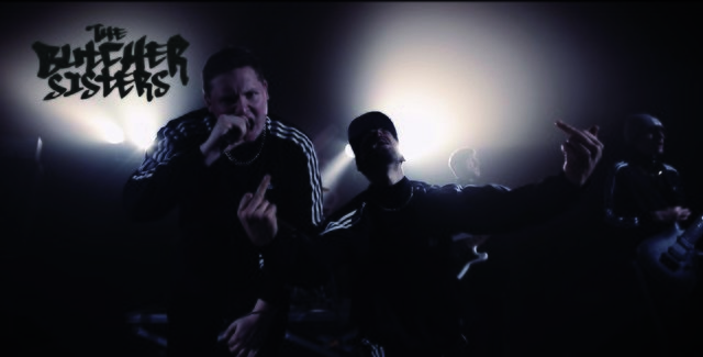 Fallen Fortress: Der Aftershow-Act  in diesem Jahr wird niemand Geringeres sein als die „sechs vor Testosteron strotzenden Moschusochsen“, behangen mit Goldkettchen, schwerer als ihre Stiernacken sie tragen können, den „The Butcher Sisters“ aus „Monnem“. | Foto: Veranstalter