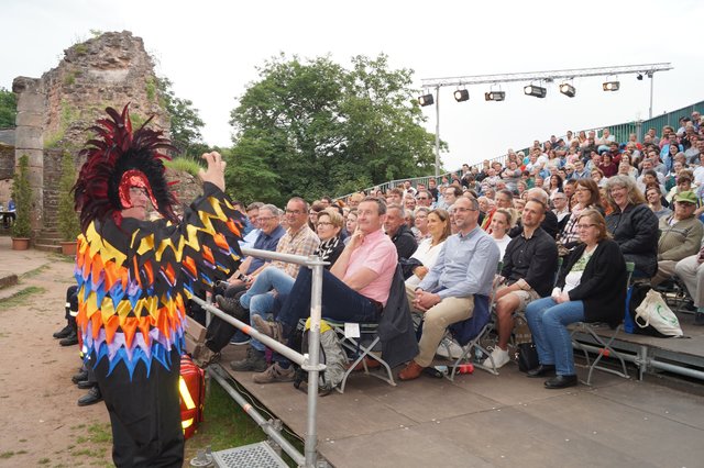 Papageno vor der ausverkauften Tribüne  | Foto: Walter