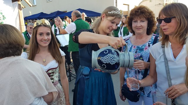 ...und schenkten im Anschluss den leckeren Freiwein an die Festbesucher aus.  | Foto: E.Bender