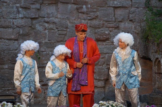 Seine jungen Begleiter zeigen dem Prinzen, wo es lang geht | Foto: Walter