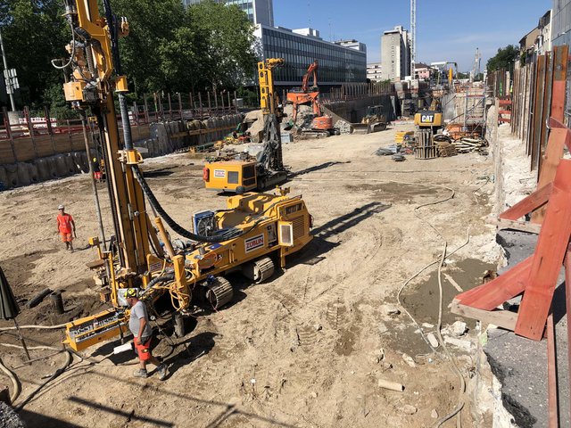 Weichgelinjektionen und (dahinter) Erdaushub: Westlich des Ettlinger Tors regiert demnächst auch der Tunnelbau. | Foto: Kasig