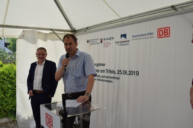 Erfreut über den neuen Bahnhof für Annweiler:  Landrat Dietmar Seefeldt.