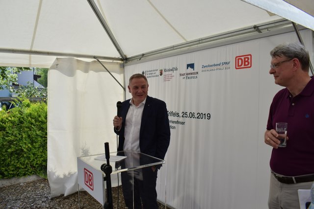 Stefan Schwinn, Leiter des Regionalbereichs Mitte der Deutschen Bundesbahn lobte die gute Zusammenarbeit.