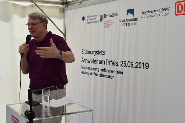 Stadtbürgermeister Thomas Wollenweber begrüßt die Eröffnungsgäste.