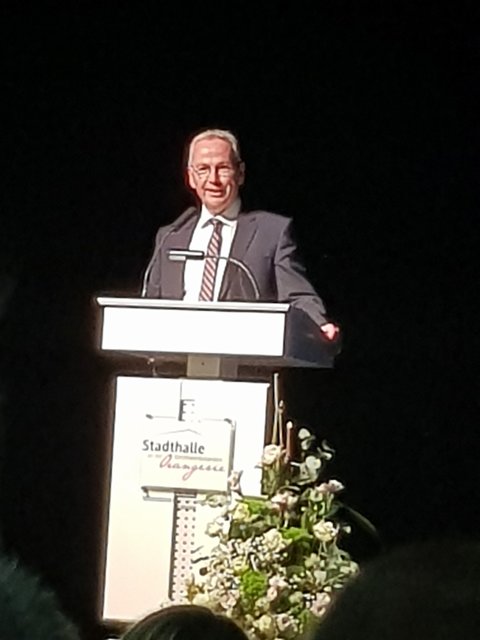 Landrat Rainer Guth bei seinen Grußwort  | Foto: Claudia Bardon
