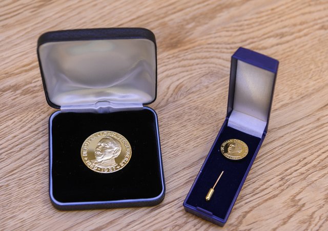 Die Dr. Johann Christian Eberle-Medaille in Gold samt Urkunde und Anstecknadel erhielten neun Verwaltungsratsmitglieder für ihr zehnjähriges Wirken im Verwaltungsrat der Sparkasse Vorderpfalz. | Foto: Klaus Venus