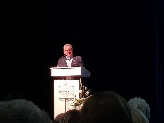Scheidender Stadtbürgermeister Klaus Hartmüller bei seiner emotionalen Begrüßung sowie dem Rückblick auf 20 Jahre Stadtbürgermeister und den Blick in die Zukunft | Foto: Claudia Bardon