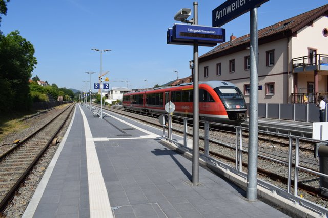 Einfahrt in einen modern gestalteten Bahnhof.