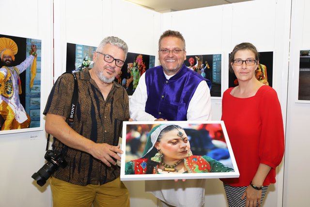 Zeigen bis zum 17. Juli eine Auswahl ihrer Bilder von den "India Summer Days" (v.l.): Jürgen Schurr, Johannes Wagner und Gabriele Gratkowski | Foto: Gustai/Pixelgrün