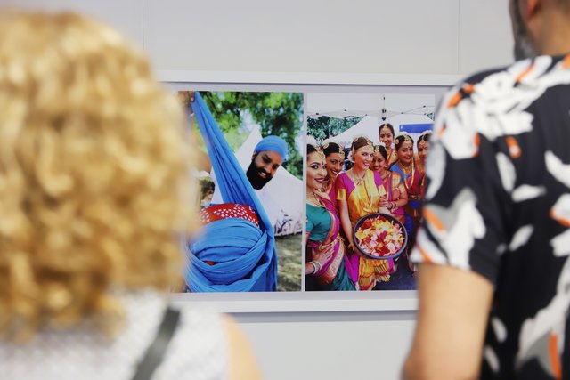 Farbenfroh, lebendig – und vor allen Dingen vielfältig: So zeigen sich die "India Summer Days" in Karlsruhe seit ihrer Premiere 2017 – und haben sich aus dem Stand heraus zu einem der größten Indien-Festivals in Deutschland entwickelt. Einen kleinen Eindruck davon gibt es bis 17. 
Juli im Kundenzentrum der Sparkasse Karlsruhe am Europaplatz zu sehen. 
 | Foto: Gustai/Pixelgrün