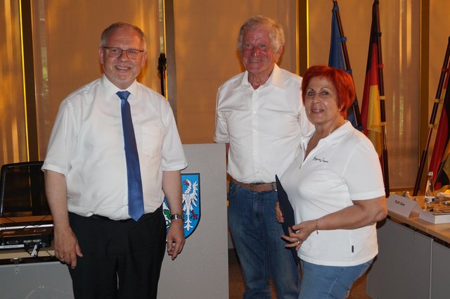 Heidi Langensiepen (FDP) und Arnold Nagel (FWG) wurden voin Landrat Hans-Ulrich Ihlenfeld (links) für 25 bzw. 30 Jahre Kreistagszugehörigkeit geehrt.  | Foto: Kreisverwaltung Bad Dürkheim