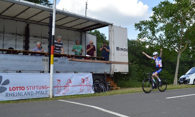 Zieleinlauf des Siegers Steven Willemsen: schon einige Meter vor dem Ziel riss er die Arme in die Höhe, da nach seinem beherzten Antritt im letzten Anstieg ihm kein Fahrer folgen konnte | Foto: |szip