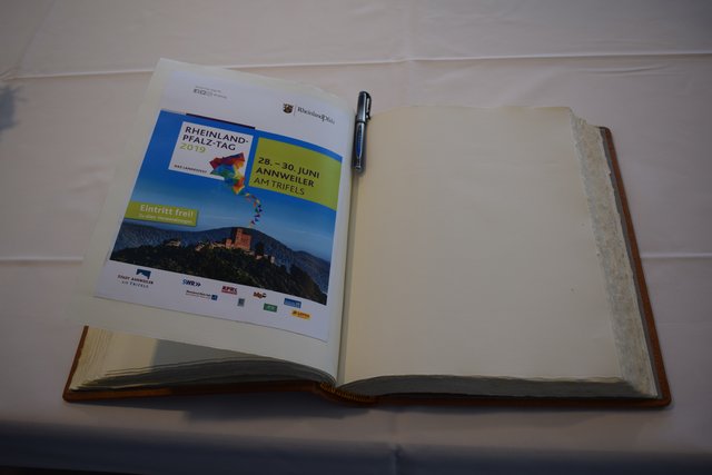 Noch ist die Seite zum Landesfest im Goldenen Buch der Stadt Annweiler ohne Einträge. | Foto: Bender