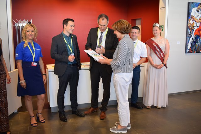 Landrat Dietmar Seefeldt überreicht Ministerpräsidentin Malu Dreyer den Jubiläumsband zum 50-jährigen Bestehen des Landkreises Südliche Weinstraße. | Foto: Bender