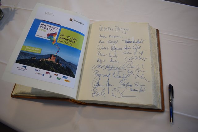 Malu Dreyer und ihr Kabinett sowie Landrat, Verbands- und Stadtbürgermeister haben sich im Goldenen Buch der Trifelsstadt verewigt. | Foto: Bender