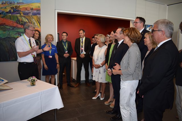 Begeistert, dass das Landesfest endlich startet, begrüßt Stadtbürgermeister Thomas Wollenweber Ministerpräsidentin Malu Dreyer und ihr Kabinett. | Foto: Bender