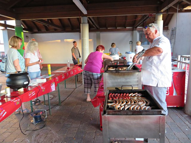 An der Grillstation | Foto: Brigitte Melder