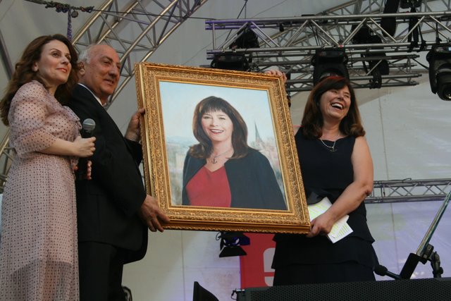 OB Jutta Steinruck bekam vor dem Konzert "Hinterm Horizont" ein Portrait von sich selbst überreicht.  | Foto: BAS