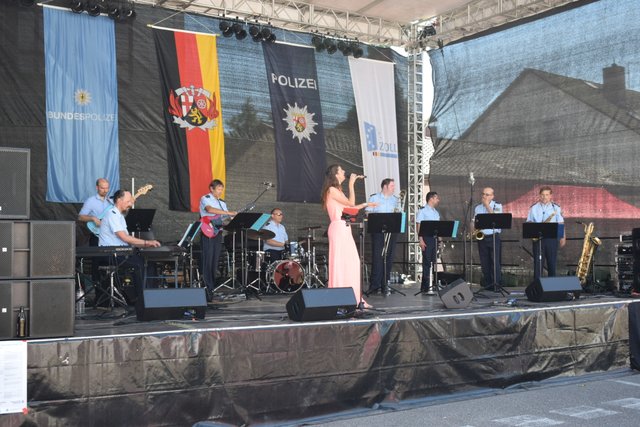 Musik auf der Polizeibühne. 