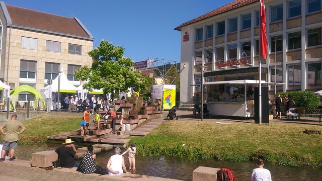Der Brunnen vor der Sparkasse gleicht einem Wasserspielplatz.