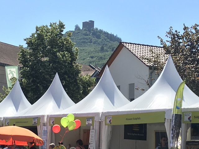 Malerische Lage unterhalb der Burg Trifels.