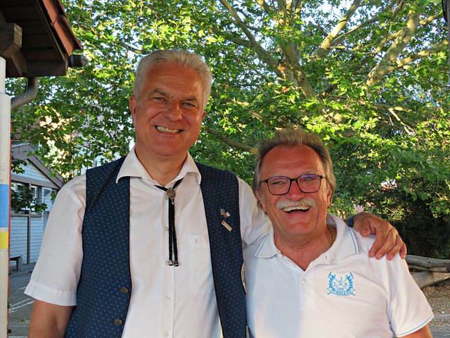 Gut gelaunt sind Peter Christ und Richard Croissant, Leiter der Sängervereinigung | Foto: Brigitte Melder