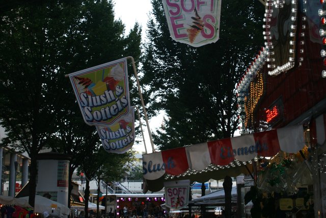 Bei den Temperaturen sehr beliebt: Eis! Aber auch sonst gibt es auf dem Stadtfest für jeden Geschmack etwas. | Foto: BAS