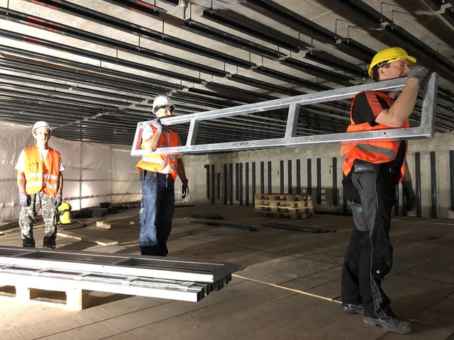 Ganz oben unter der Decke der Haltestelle Kronenplatz wird die Unterkonstruktion für die Deckenabhängung montiert. | Foto: Kasig