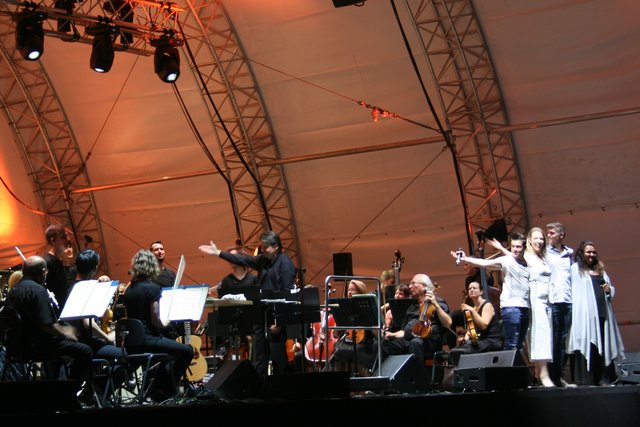 Die Musiker der Pop-Akademie (links stehend im Bild). | Foto: BAS