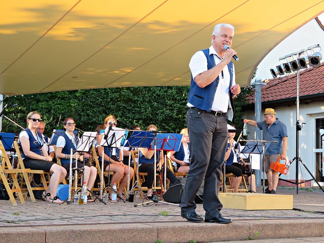 Getränkenachschub Dank diesem Herrn rechts im Bild | Foto: Brigitte Melder