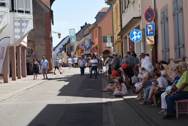 Die Besucherinnen und Besucher harren der Dinge, die da kommen werden. | Foto: Bender