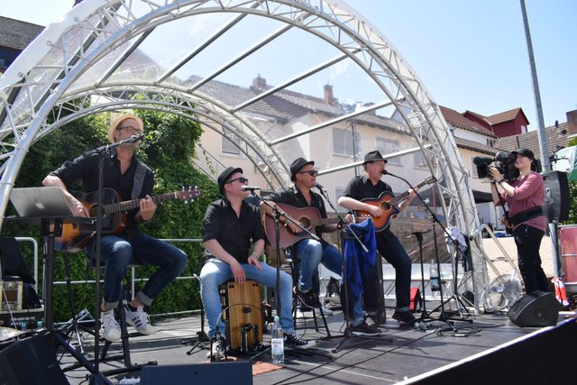 Die JukeboxHeroes verkürzen die Wartezeit vor dem Umzug. | Foto: Bender