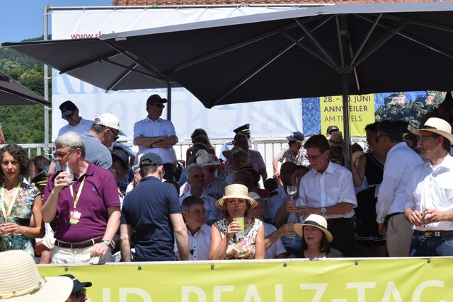 Gut behütet: Ministerpräsidentin Malu Dreyer (Mitte) erfrischt sich auf der Ehrentribüne  vor dem Umzug.  | Foto: Bender