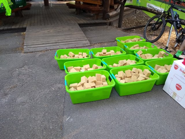 Zur Abkühlung standen Wasserwannen mit Schwämmen bereit. 