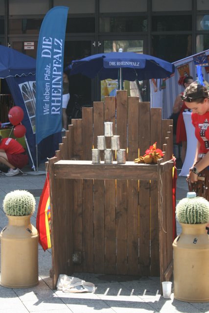 Dosenwerfen auf dem Kinderfest. Wer an allen Stationen mitgemacht hatte, bekam ein Erinnerungsshirt geschenkt. | Foto: BAS