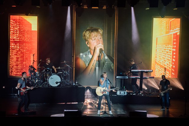 Um Sunrise Avenue zu sehen, nahmen einige eine sehr weitere Anreise in Kauf, unter anderem aus Bremen. | Foto: Martina Woerz/Lukom