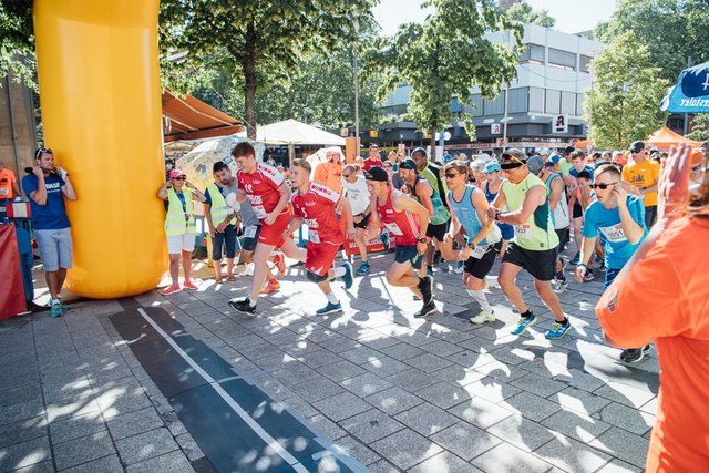 Bei brütender Hitze ging es am Samstag beim Stadtlauf durch die City. | Foto: Martina Woerz/Lukom