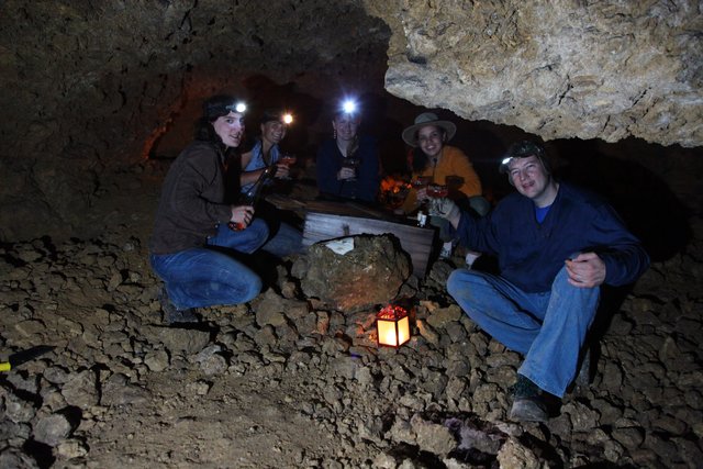 Heimatforscher Eric Hass (rechts) mit einer interessierten Gruppe in der Karsthöhle. | Foto: Eric Hass